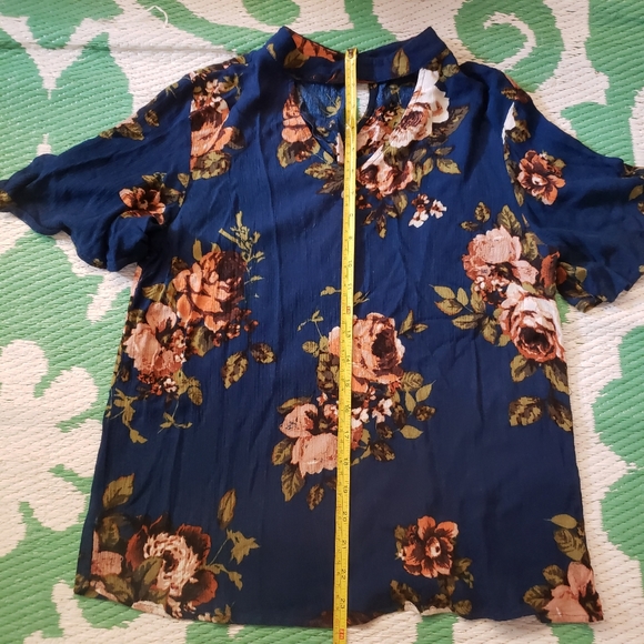 3/$25 Floral V-neck short sleeve Blouse - Picture 7 of 7